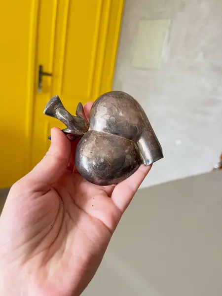 Foto de um(a) ​Cinzeiro pássaro em metal, da categoria de Cinzeiros. Cinzeiro em metal possivelmente banhado a prata. Apresenta oxidações no banho e leves marcas do tempo e uso como nas fotos. ... Mostrado de uma perspectiva diferente. Vendido no marketplace Trésors.