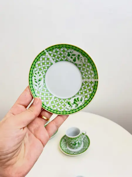 Foto de um(a) ​Jogo com 6 xícaras e pires de café em porcelana estampada, da categoria de Conjuntos de café e chá. Jogo com 6 xícaras e pires de café em porcelana estampada. A estampa mostra o processo das flores até virarem pêras. Mínimas... Mostrado de uma perspectiva diferente. Vendido no marketplace Trésors.