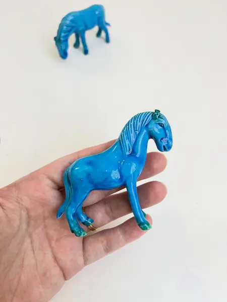 Foto de um(a) ​Dupla de cavalos em porcelana, da categoria de Escultura. Dupla de cavalos em porcelana. Leves marcas do tempo e uso. Medidas: 8x7cm cada. Mostrado de uma perspectiva diferente. Vendido no marketplace Trésors.