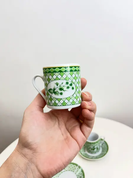 Foto de um(a) ​Jogo com 6 xícaras e pires de café em porcelana estampada, da categoria de Conjuntos de café e chá. Jogo com 6 xícaras e pires de café em porcelana estampada. A estampa mostra o processo das flores até virarem pêras. Mínimas... Mostrado de uma perspectiva diferente. Vendido no marketplace Trésors.