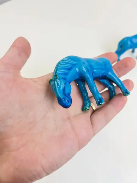 Foto de um(a) ​Dupla de cavalos em porcelana, da categoria de Escultura. Dupla de cavalos em porcelana. Leves marcas do tempo e uso. Medidas: 8x7cm cada. Mostrado de uma perspectiva diferente. Vendido no marketplace Trésors.