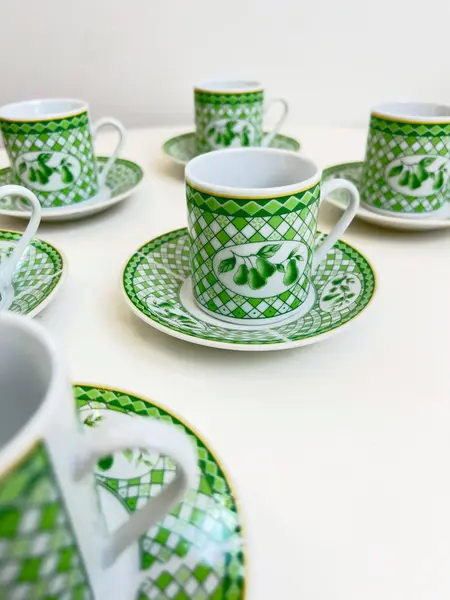 Foto de um(a) ​Jogo com 6 xícaras e pires de café em porcelana estampada, da categoria de Conjuntos de café e chá. Jogo com 6 xícaras e pires de café em porcelana estampada. A estampa mostra o processo das flores até virarem pêras. Mínimas... Mostrado de uma perspectiva diferente. Vendido no marketplace Trésors.