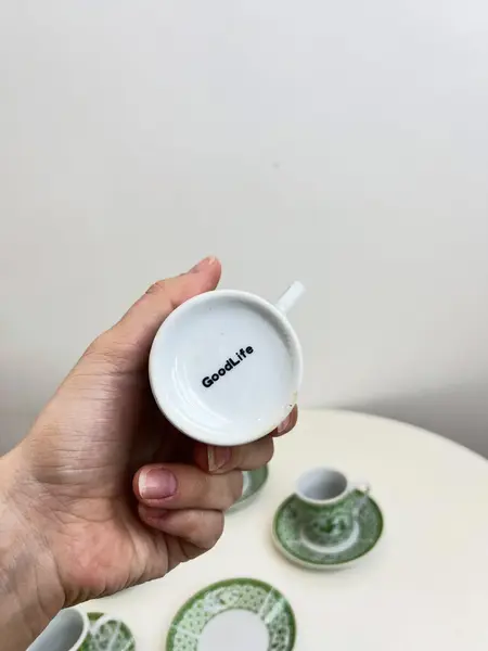 Foto de um(a) ​Jogo com 6 xícaras e pires de café em porcelana estampada, da categoria de Conjuntos de café e chá. Jogo com 6 xícaras e pires de café em porcelana estampada. A estampa mostra o processo das flores até virarem pêras. Mínimas... Mostrado de uma perspectiva diferente. Vendido no marketplace Trésors.