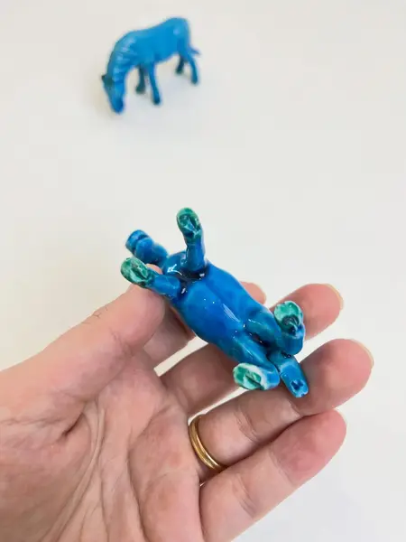 Foto de um(a) ​Dupla de cavalos em porcelana, da categoria de Escultura. Dupla de cavalos em porcelana. Leves marcas do tempo e uso. Medidas: 8x7cm cada. Mostrado de uma perspectiva diferente. Vendido no marketplace Trésors.