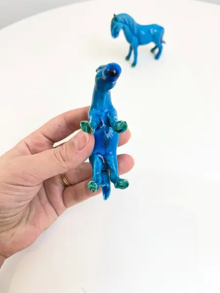 Foto de um(a) ​Dupla de cavalos em porcelana, da categoria de Escultura. Dupla de cavalos em porcelana. Leves marcas do tempo e uso. Medidas: 8x7cm cada. Mostrado de uma perspectiva diferente. Vendido no marketplace Trésors.