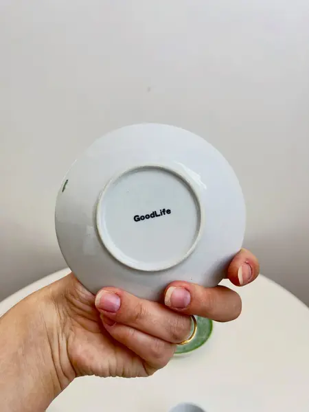 Foto de um(a) ​Jogo com 6 xícaras e pires de café em porcelana estampada, da categoria de Conjuntos de café e chá. Jogo com 6 xícaras e pires de café em porcelana estampada. A estampa mostra o processo das flores até virarem pêras. Mínimas... Mostrado de uma perspectiva diferente. Vendido no marketplace Trésors.