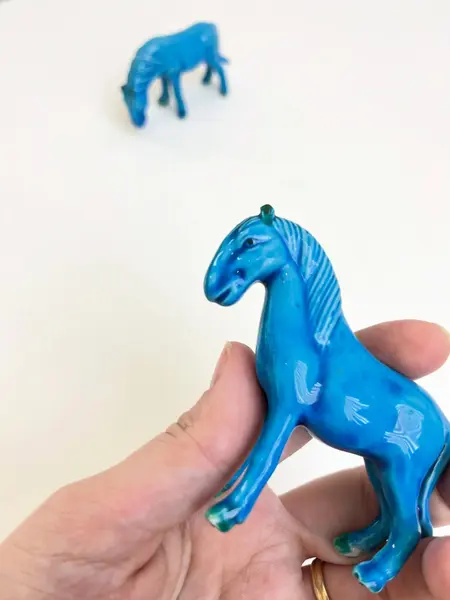 Foto de um(a) ​Dupla de cavalos em porcelana, da categoria de Escultura. Dupla de cavalos em porcelana. Leves marcas do tempo e uso. Medidas: 8x7cm cada. Mostrado de uma perspectiva diferente. Vendido no marketplace Trésors.