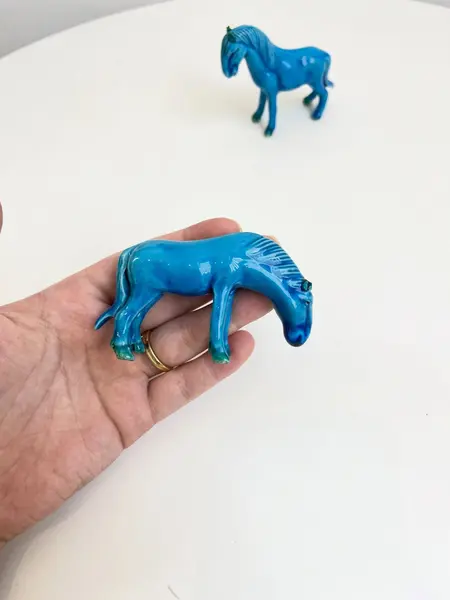 Foto de um(a) ​Dupla de cavalos em porcelana, da categoria de Escultura. Dupla de cavalos em porcelana. Leves marcas do tempo e uso. Medidas: 8x7cm cada. Mostrado de uma perspectiva diferente. Vendido no marketplace Trésors.