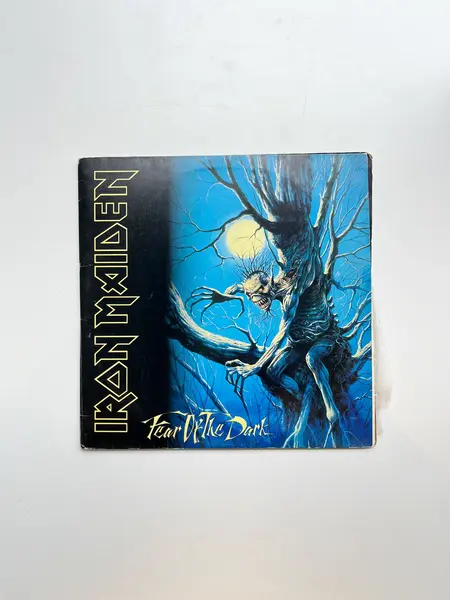 Foto de um(a) ​ LP duplo Fear Of The Dark, Iron Maiden, de 1992, da categoria de LPs ou Discos de Vinil . LP duplo Fear Of The Dark, Iron Maiden, de 1992. Excelente estado, sem riscos. Mostrado de uma perspectiva diferente. Vendido no marketplace Trésors.