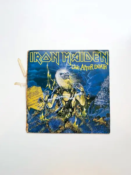 Foto de um(a) ​LP duplo Live After Death, Iron Maiden, de 1985, da categoria de LPs ou Discos de Vinil . LP duplo Live After Death, Iron Maiden, de 1985. Mínimos riscos superficiais. Mostrado de uma perspectiva diferente. Vendido no marketplace Trésors.