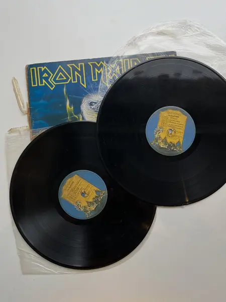 Foto de um(a) ​LP duplo Live After Death, Iron Maiden, de 1985, da categoria de LPs ou Discos de Vinil . LP duplo Live After Death, Iron Maiden, de 1985. Mínimos riscos superficiais. Mostrado de uma perspectiva diferente. Vendido no marketplace Trésors.