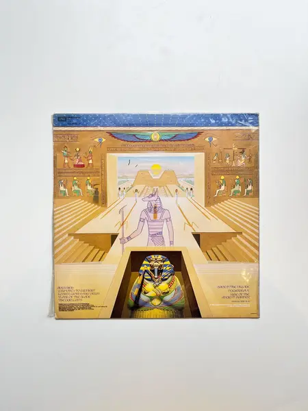 Foto de um(a) ​LP Powerslave, Iron Maiden, de 1984, da categoria de LPs ou Discos de Vinil . LP Powerslave, Iron Maiden, de 1984. Excelente estado, sem riscos. Mostrado de uma perspectiva diferente. Vendido no marketplace Trésors.