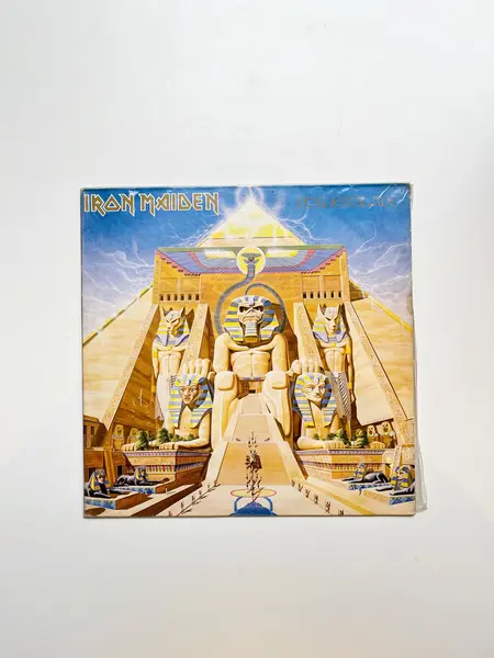 Foto de um(a) ​LP Powerslave, Iron Maiden, de 1984, da categoria de LPs ou Discos de Vinil . LP Powerslave, Iron Maiden, de 1984. Excelente estado, sem riscos. Mostrado de uma perspectiva diferente. Vendido no marketplace Trésors.