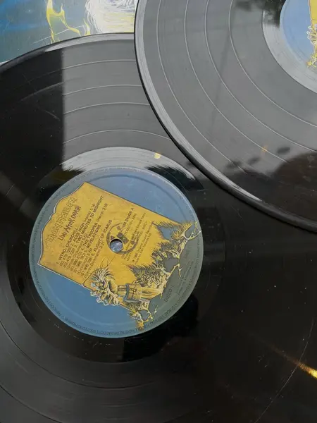 Foto de um(a) ​LP duplo Live After Death, Iron Maiden, de 1985, da categoria de LPs ou Discos de Vinil . LP duplo Live After Death, Iron Maiden, de 1985. Mínimos riscos superficiais. Mostrado de uma perspectiva diferente. Vendido no marketplace Trésors.