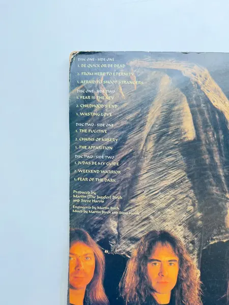 Foto de um(a) ​ LP duplo Fear Of The Dark, Iron Maiden, de 1992, da categoria de LPs ou Discos de Vinil . LP duplo Fear Of The Dark, Iron Maiden, de 1992. Excelente estado, sem riscos. Mostrado de uma perspectiva diferente. Vendido no marketplace Trésors.