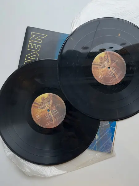 Foto de um(a) ​ LP duplo Fear Of The Dark, Iron Maiden, de 1992, da categoria de LPs ou Discos de Vinil . LP duplo Fear Of The Dark, Iron Maiden, de 1992. Excelente estado, sem riscos. Mostrado de uma perspectiva diferente. Vendido no marketplace Trésors.