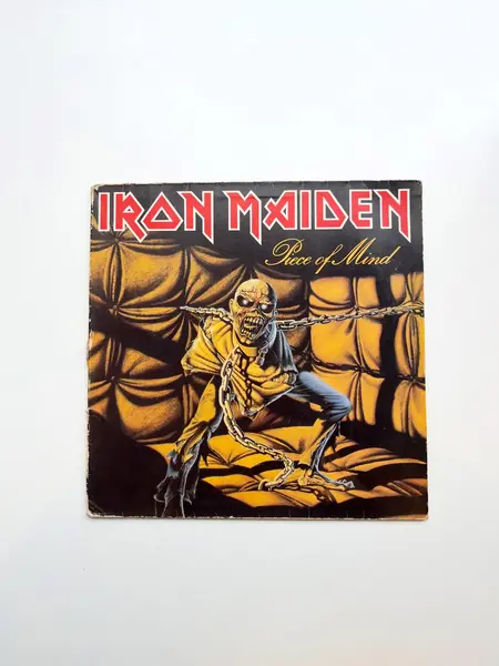 Foto de um(a) ​LP Piece of Mind, Iron Maiden de 1983, da categoria de LPs ou Discos de Vinil . LP Piece of Mind, Iron Maiden de 1983. Mínimos riscos superficiais. Mostrado de uma perspectiva diferente. Vendido no marketplace Trésors.