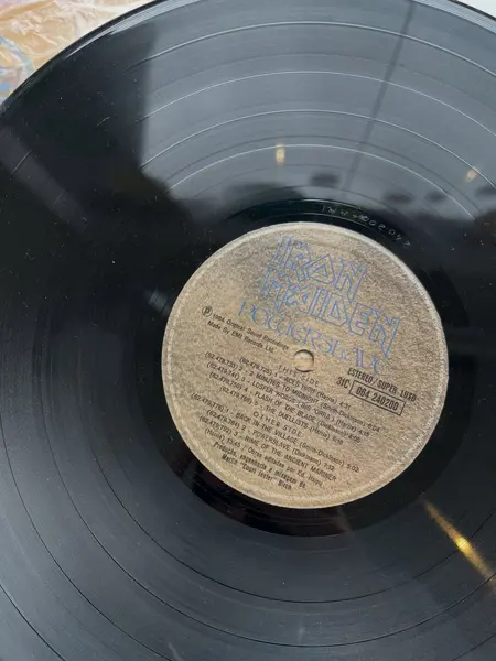 Foto de um(a) ​LP Powerslave, Iron Maiden, de 1984, da categoria de LPs ou Discos de Vinil . LP Powerslave, Iron Maiden, de 1984. Excelente estado, sem riscos. Mostrado de uma perspectiva diferente. Vendido no marketplace Trésors.