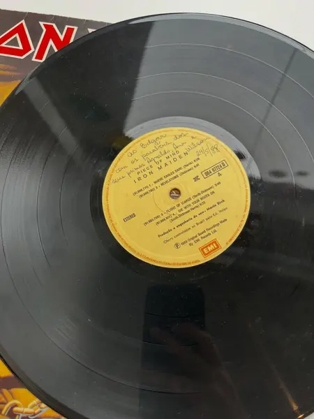 Foto de um(a) ​LP Piece of Mind, Iron Maiden de 1983, da categoria de LPs ou Discos de Vinil . LP Piece of Mind, Iron Maiden de 1983. Mínimos riscos superficiais. Mostrado de uma perspectiva diferente. Vendido no marketplace Trésors.