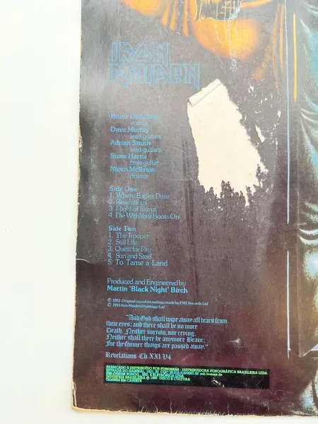 Foto de um(a) ​LP Piece of Mind, Iron Maiden de 1983, da categoria de LPs ou Discos de Vinil . LP Piece of Mind, Iron Maiden de 1983. Mínimos riscos superficiais. Mostrado de uma perspectiva diferente. Vendido no marketplace Trésors.