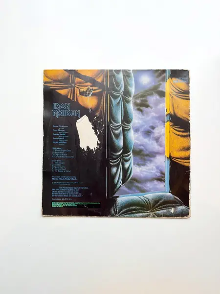 Foto de um(a) ​LP Piece of Mind, Iron Maiden de 1983, da categoria de LPs ou Discos de Vinil . LP Piece of Mind, Iron Maiden de 1983. Mínimos riscos superficiais. Mostrado de uma perspectiva diferente. Vendido no marketplace Trésors.