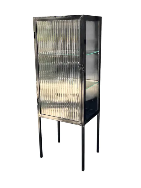 Foto de um(a) Farmacinha Vintage Black | Vidro Canelado, da categoria de Armários e Guarda Roupas. Eleve a organização do seu autocuidado com esta peça exclusiva. Com acabamento em preto fosco e o charmoso vidro frontal... Mostrado de uma perspectiva diferente. Vendido no marketplace Trésors.