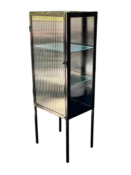 Foto de um(a) Farmacinha Vintage Black | Vidro Canelado, da categoria de Armários e Guarda Roupas. Eleve a organização do seu autocuidado com esta peça exclusiva. Com acabamento em preto fosco e o charmoso vidro frontal... Mostrado de uma perspectiva diferente. Vendido no marketplace Trésors.