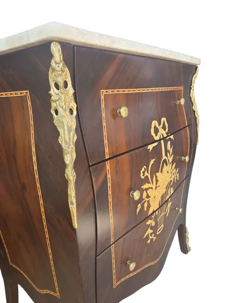 Foto de um(a) Mini Cômoda Clássica em Madeira Nobre, Marchetaria e Mármore Travertino, da categoria de Cômodas e Sapateira. Elegância Atemporal e Materiais Nobres Esta belíssima mesa de cabeceira (ou mini cômoda) é uma peça que exala o rigor e o... Mostrado de uma perspectiva diferente. Vendido no marketplace Trésors.