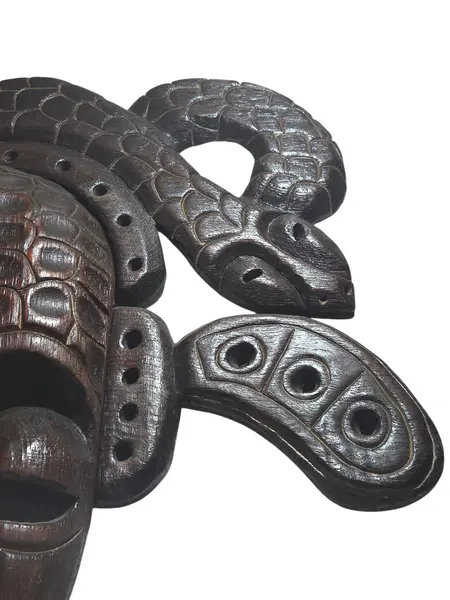 Foto de um(a) Máscara Tribal Decorativa em Madeira Nobre – Entalhe de Serpentes e Simbolismo Africano, da categoria de Objetos de parede esculturais. Esta é uma peça de arte mural imponente e sofisticada, perfeita para colecionadores ou para quem deseja um ponto focal... Mostrado de uma perspectiva diferente. Vendido no marketplace Trésors.