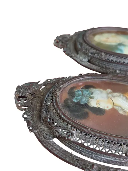 Foto de um(a) Par de Miniaturas Antigas - Retratos Nobres em Molduras de Metal Trabalhado, da categoria de Porta retratos. Este conjunto traz a elegância das miniaturas clássicas, apresentando retratos de um casal com indumentária de época. São... Mostrado de uma perspectiva diferente. Vendido no marketplace Trésors.