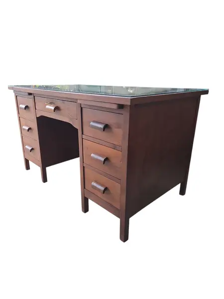 Foto de um(a) Rara Escrivaninha Ronconi em Imbuia Maciça – Design Atemporal e Selo de Autenticidade, da categoria de Escrivaninhas e Mesas de escritório. Uma oportunidade única para adquirir uma peça de história do mobiliário brasileiro. Esta escrivaninha, fabricada pela... Vendido no marketplace Trésors.