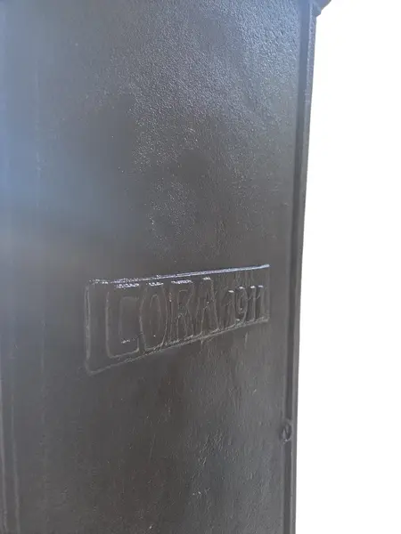 Foto de um(a) Antiga Salamandra de Coluna em Ferro Fundido, da categoria de Outros colecionáveis. Mostrado de uma perspectiva diferente. Vendido no marketplace Trésors.