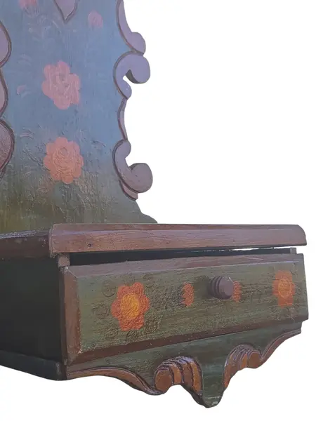 Foto de um(a) Oratório de Parede em Madeira Maciça –Pintura Floral Artesanal, da categoria de Objetos religiosos e espirituais. Este é um oratório de parede singular, que une a tradição da fé com a delicadeza da arte popular. Produzido em madeira... Mostrado de uma perspectiva diferente. Vendido no marketplace Trésors.