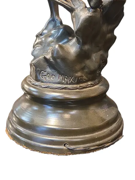 Foto de um(a) Luminária Francesa "La Jeunesse" – Escultura Art Nouveau Assinada por Geo Maxim, da categoria de Escultura. Belíssima luminária escultórica de mesa, típica do período Belle Époque francesa. A peça retrata uma figura feminina... Mostrado de uma perspectiva diferente. Vendido no marketplace Trésors.