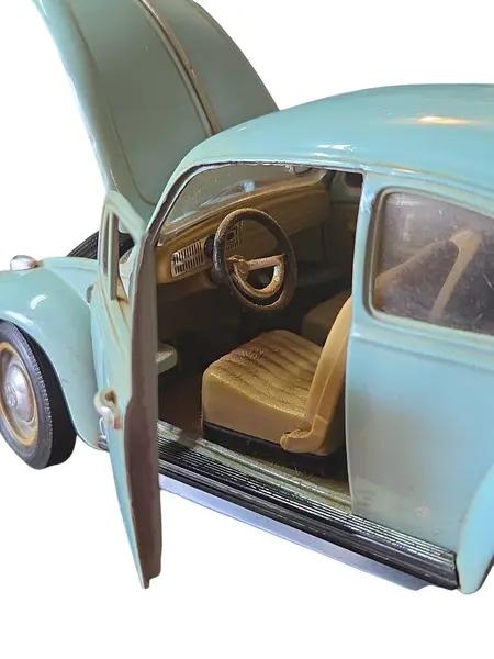Foto de um(a) Miniatura Volkswagen Beetle (Fusca) 1967 - Azul - Escala 1:18 (Relíquia), da categoria de Carros e caminhões de brinquedo. Esta é uma peça indispensável para qualquer colecionador de clássicos: a miniatura do Volkswagen Beetle 1967. O modelo de... Mostrado de uma perspectiva diferente. Vendido no marketplace Trésors.