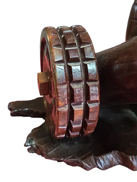 Foto de um(a) Canhão Decorativo em Madeira Nobre e Mini Barril – Peça Vintage, da categoria de Outros colecionáveis. Apresentamos uma distinta peça de coleção e decoração, rica em detalhes e executada com técnicas tradicionais de marcenaria.... Mostrado de uma perspectiva diferente. Vendido no marketplace Trésors.