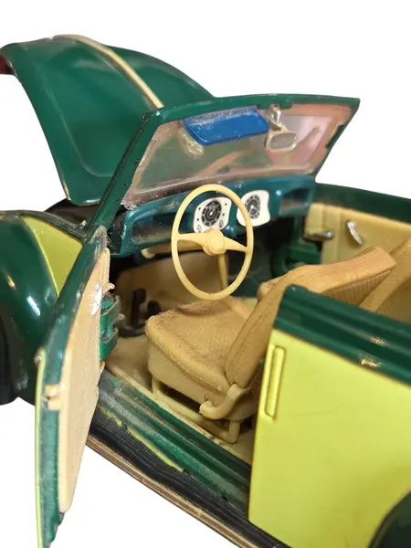Foto de um(a) Miniatura Volkswagen Cabriolet 1951 - Maisto - Escala 1:18 - Edição Especial "Saia e Blusa", da categoria de Carros e caminhões de brinquedo. Rara e sofisticada, esta miniatura reproduz o charme do Volkswagen Cabriolet 1951. Fabricada pela Maisto, esta peça... Mostrado de uma perspectiva diferente. Vendido no marketplace Trésors.