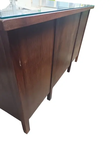 Foto de um(a) Rara Escrivaninha Ronconi em Imbuia Maciça – Design Atemporal e Selo de Autenticidade, da categoria de Escrivaninhas e Mesas de escritório. Uma oportunidade única para adquirir uma peça de história do mobiliário brasileiro. Esta escrivaninha, fabricada pela... Mostrado de uma perspectiva diferente. Vendido no marketplace Trésors.