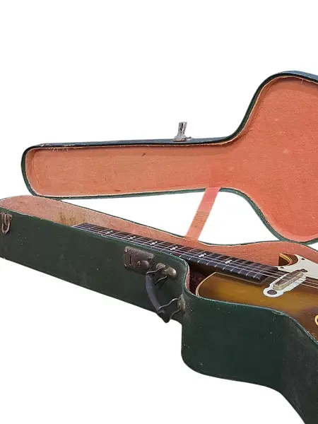Foto de um(a) Raridade: Guitarra Del Vecchio Archtop 1957 Timbre Vox – Goldburst – 100% Original com Case, da categoria de Instrumentos musicais. Um Testemunho Histórico da Música Brasileira Essa guitarra é uma joia rara, uma das primeiras guitarras elétricas fabricadas... Mostrado de uma perspectiva diferente. Vendido no marketplace Trésors.