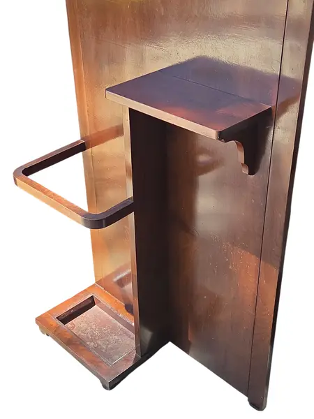 Foto de um(a) Rara Chapeleira Ronconi em Imbuia Maciça – Espelho Bisotê Original – Relíquia, da categoria de Cabideiros e porta-chapéus. Apresentamos uma peça icônica da prestigiada Móveis Ronconi. Esta chapeleira em Imbuia de lei é o epítome da elegância para... Mostrado de uma perspectiva diferente. Vendido no marketplace Trésors.