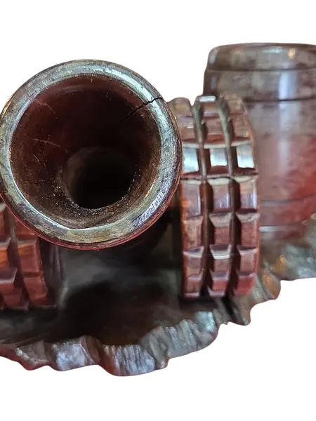 Foto de um(a) Canhão Decorativo em Madeira Nobre e Mini Barril – Peça Vintage, da categoria de Outros colecionáveis. Apresentamos uma distinta peça de coleção e decoração, rica em detalhes e executada com técnicas tradicionais de marcenaria.... Mostrado de uma perspectiva diferente. Vendido no marketplace Trésors.