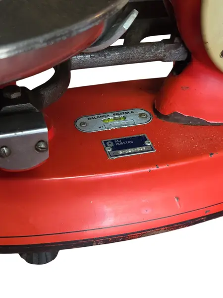 Foto de um(a) Balança Filizola Antiga de Prato - Modelo de Precisão, da categoria de Outros colecionáveis. Relíquia e Precisão: Balança Mecânica Filizola Leve para sua coleção ou estabelecimento um símbolo da indústria brasileira.... Mostrado de uma perspectiva diferente. Vendido no marketplace Trésors.