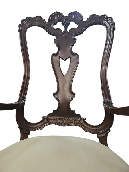 Foto de um(a) Cadeira Trono Luís XV – Espaldar Alto (83 cm) com Entalhes Manuais, da categoria de Poltronas. Exuberante Cadeira Trono Luís XV, peça de alta marcenaria que se destaca pela imponência de suas dimensões e refinamento dos... Mostrado de uma perspectiva diferente. Vendido no marketplace Trésors.