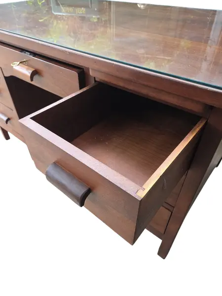 Foto de um(a) Rara Escrivaninha Ronconi em Imbuia Maciça – Design Atemporal e Selo de Autenticidade, da categoria de Escrivaninhas e Mesas de escritório. Uma oportunidade única para adquirir uma peça de história do mobiliário brasileiro. Esta escrivaninha, fabricada pela... Mostrado de uma perspectiva diferente. Vendido no marketplace Trésors.