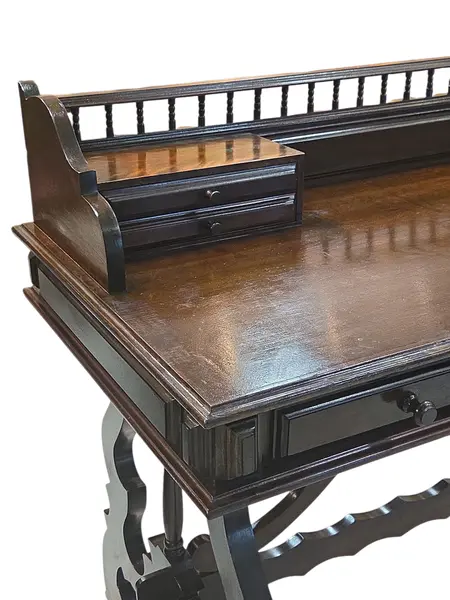 Foto de um(a) Escrivaninha Imperial Anos 60 em Madeira Nobre, da categoria de Escrivaninhas e Mesas de escritório. Uma peça de autoridade para o seu escritório ou home office. Esta escrivaninha é um exemplar magnífico do design Imperial... Mostrado de uma perspectiva diferente. Vendido no marketplace Trésors.