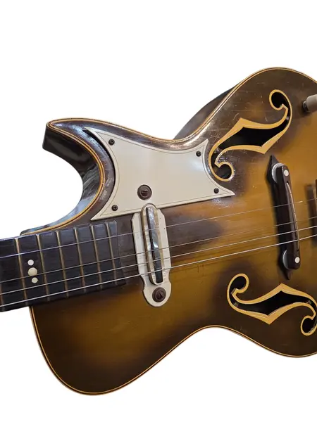Foto de um(a) Raridade: Guitarra Del Vecchio Archtop 1957 Timbre Vox – Goldburst – 100% Original com Case, da categoria de Instrumentos musicais. Um Testemunho Histórico da Música Brasileira Essa guitarra é uma joia rara, uma das primeiras guitarras elétricas fabricadas... Mostrado de uma perspectiva diferente. Vendido no marketplace Trésors.