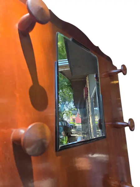 Foto de um(a) Rara Chapeleira Ronconi em Imbuia Maciça – Espelho Bisotê Original – Relíquia, da categoria de Cabideiros e porta-chapéus. Apresentamos uma peça icônica da prestigiada Móveis Ronconi. Esta chapeleira em Imbuia de lei é o epítome da elegância para... Mostrado de uma perspectiva diferente. Vendido no marketplace Trésors.