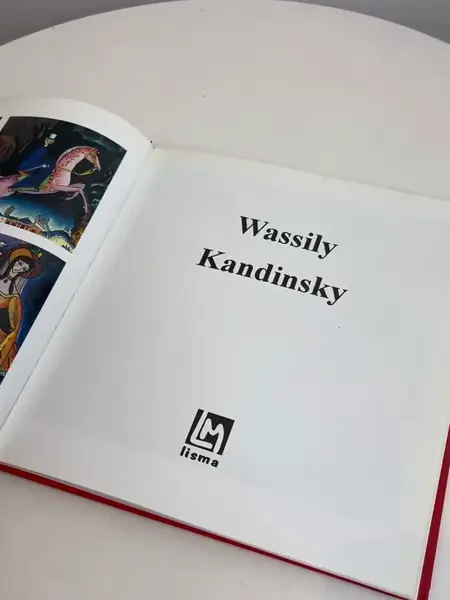 Foto de um(a) ​ Livro capa dura Wassily Kandinsky 2005 em português, da categoria de Livros. Livro capa dura de 2005 em português. Leves marcas do tempo e uso. 80 páginas. Mostrado de uma perspectiva diferente. Vendido no marketplace Trésors.