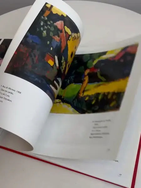 Foto de um(a) ​ Livro capa dura Wassily Kandinsky 2005 em português, da categoria de Livros. Livro capa dura de 2005 em português. Leves marcas do tempo e uso. 80 páginas. Mostrado de uma perspectiva diferente. Vendido no marketplace Trésors.