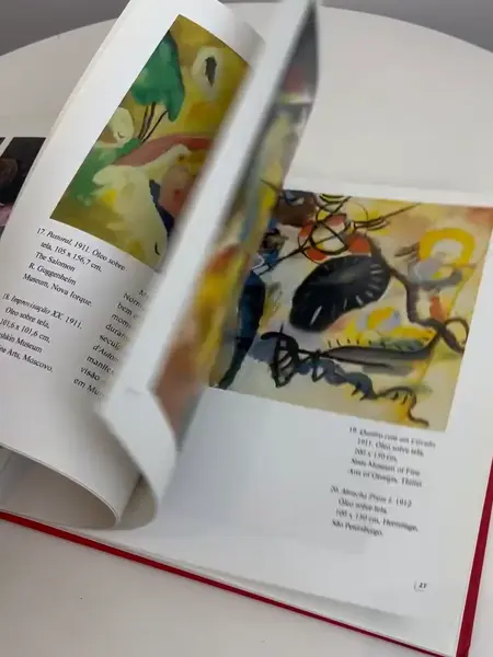 Foto de um(a) ​ Livro capa dura Wassily Kandinsky 2005 em português, da categoria de Livros. Livro capa dura de 2005 em português. Leves marcas do tempo e uso. 80 páginas. Mostrado de uma perspectiva diferente. Vendido no marketplace Trésors.